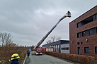 Mit der Drehleiter unterstützte die Feuerwehr Oelde bei der Verlegung des Feldkabels (Foto: THW/Thorsten Koch)