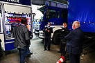 In der Fahrzeughalle erklärte Markus Freitag (Mitte) die Einheiten und Ausstattung