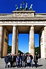 Die Besuchergruppe vor dem Brandenburger Tor