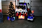 Weihnachtsdeko in der Fahrzeughalle